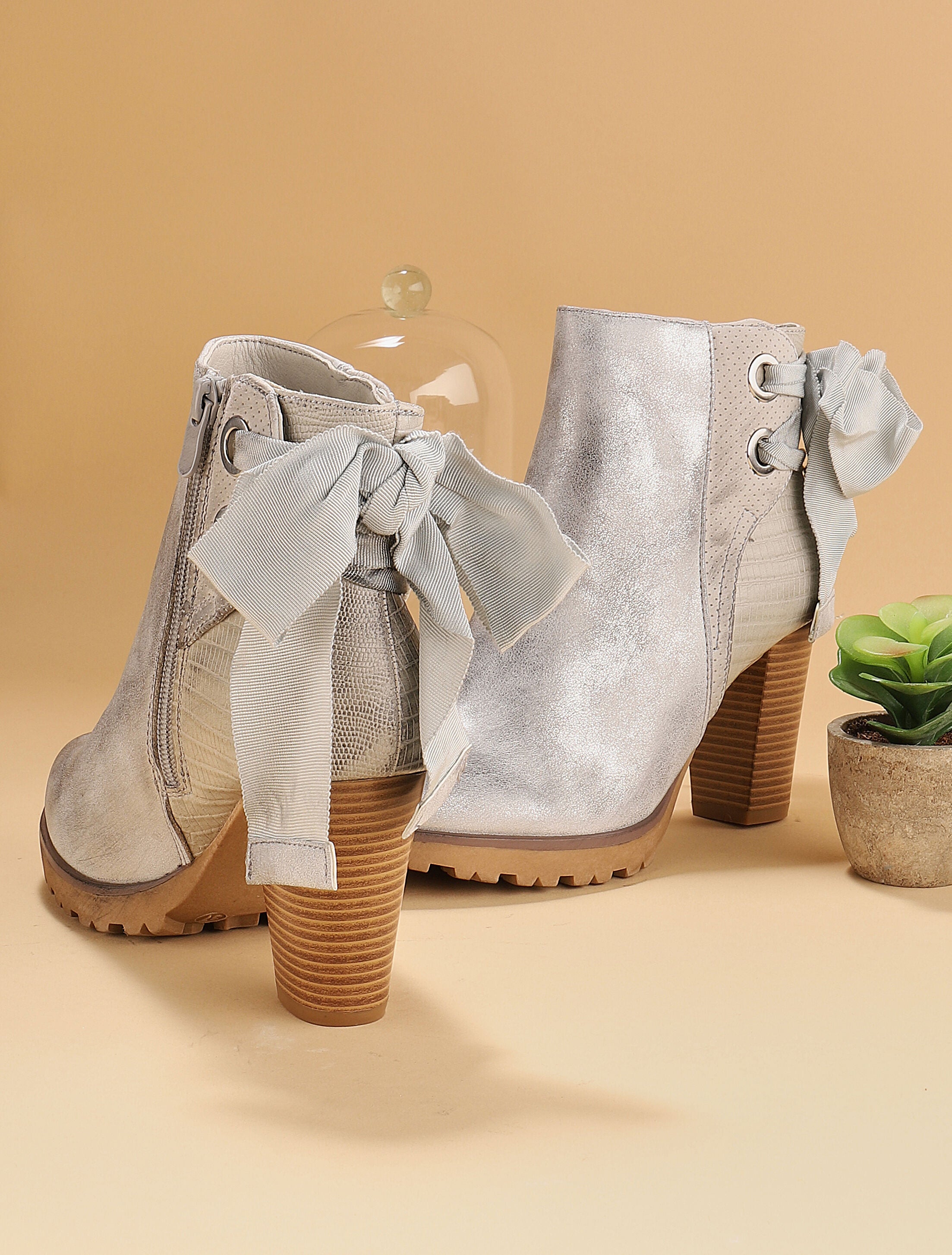 Bottines à effet vieilli et noeuds - gris clair - 1