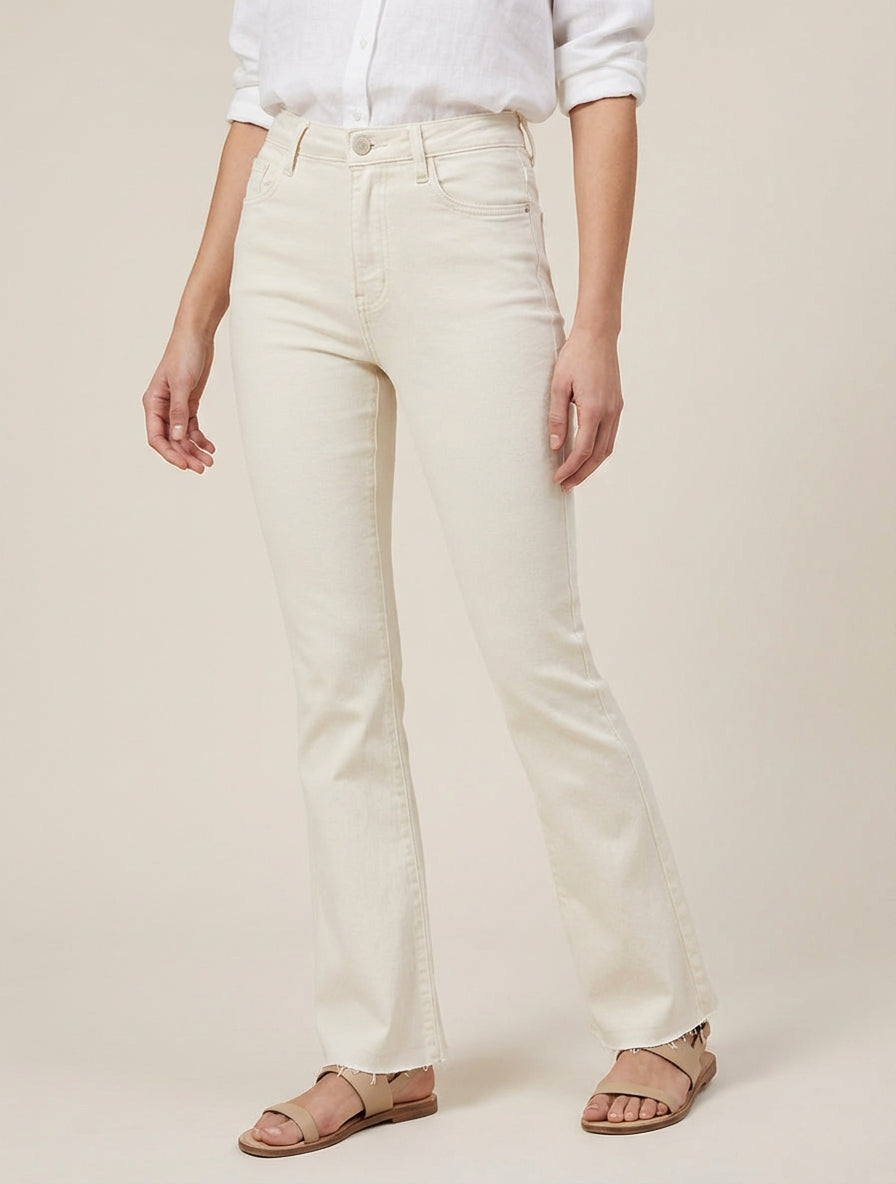 High-Waist-Jeans mit ausgefransten Kanten - Ecru