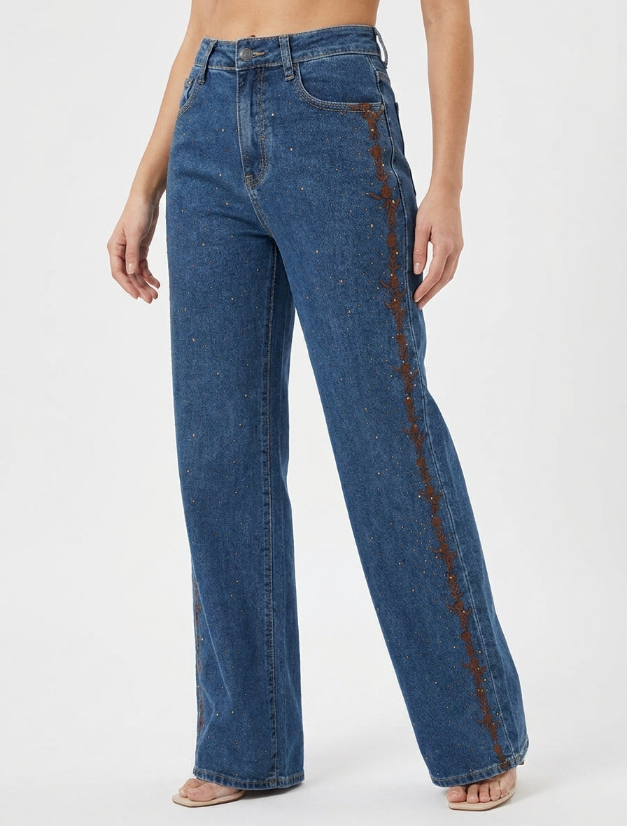 Jean mit weitem Bein, Strass und Blumenstickerei. - Denimblau