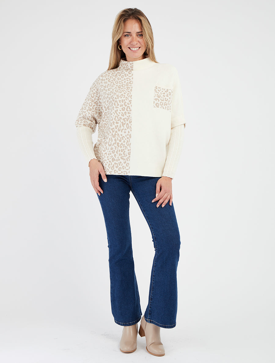 Weit geschnittener Pullover mit Stehkragen und Leopardenmuster - Ecru