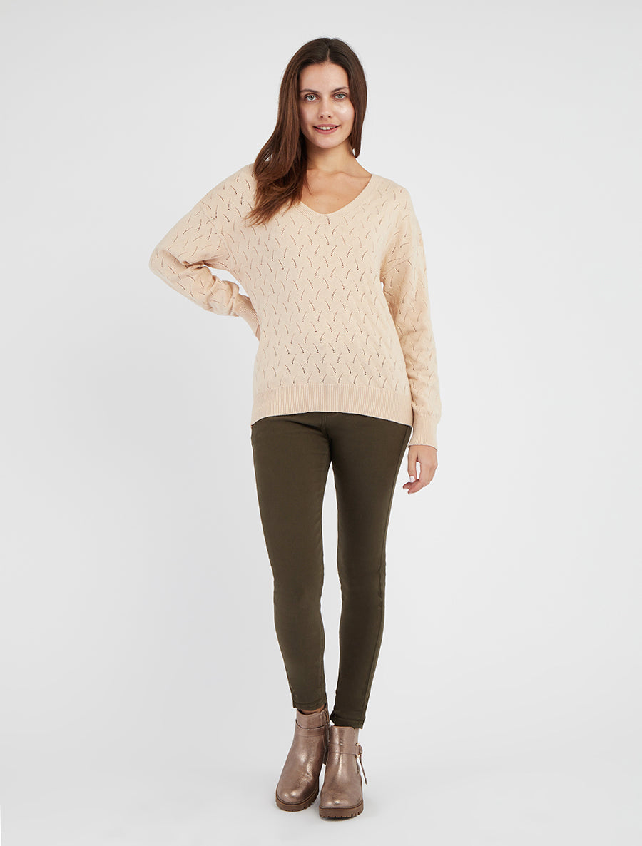 Einfarbiger V-Ausschnitt-Pullover mit durchbrochenem Detail. - Beige