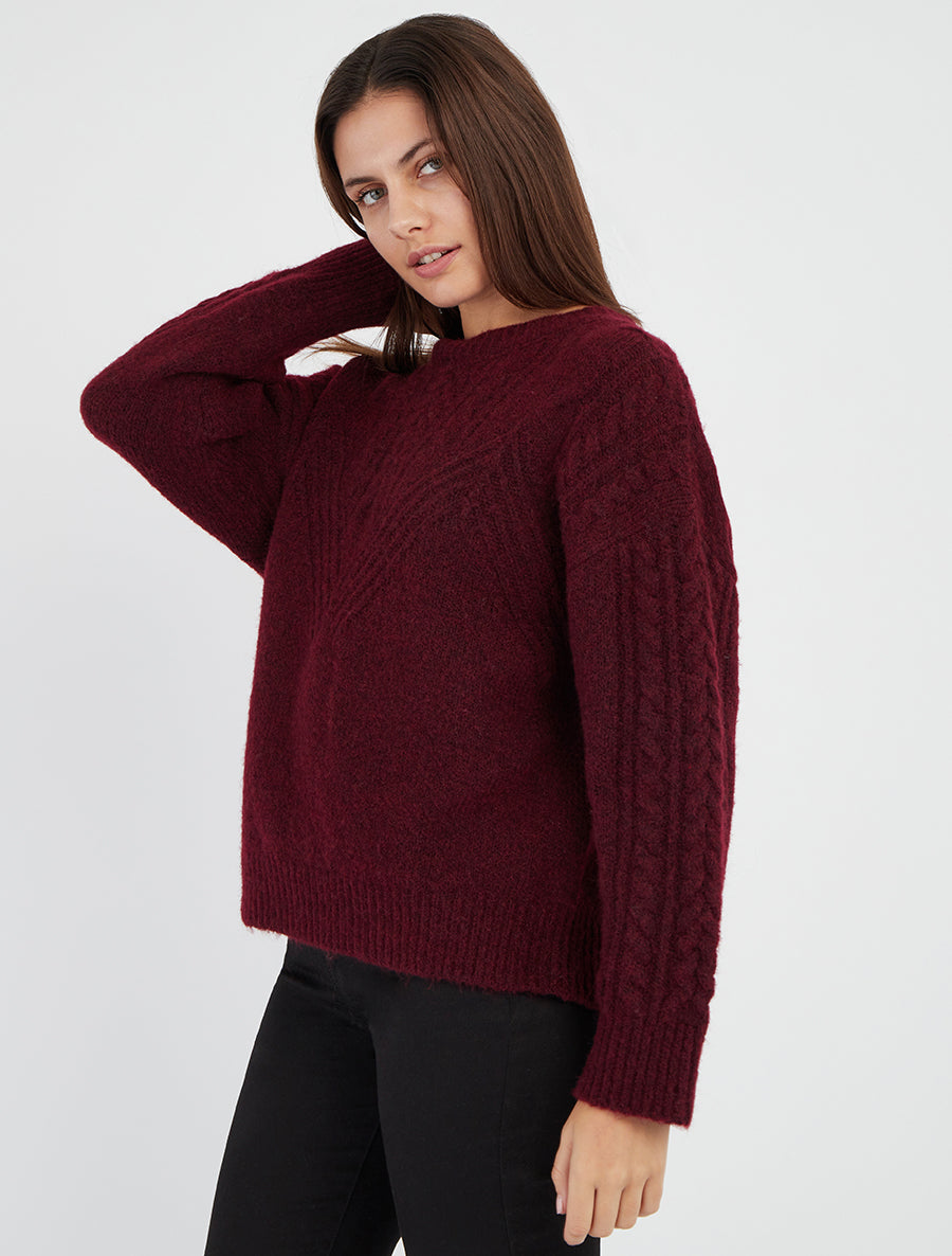Gerader Pullover mit Rundhalsausschnitt aus stilisiertem Strick. - Bordeaux