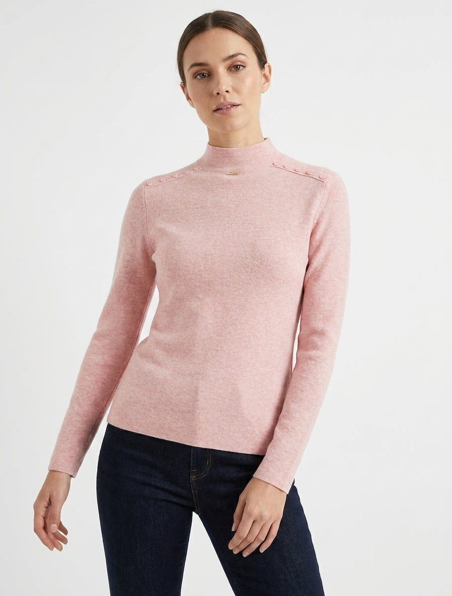 Gerader Pullover mit Stehkragen und dekorativen Knöpfen. - Rose