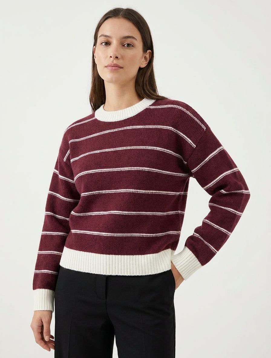 Gerade geschnittener gestreifter Pullover mit geripptem Kragen und Bündchen. - Bordeaux