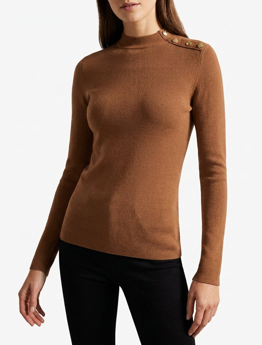 Figurbetonter Feinstrickpullover mit Stehkragen und Zierknöpfen. - Kamel