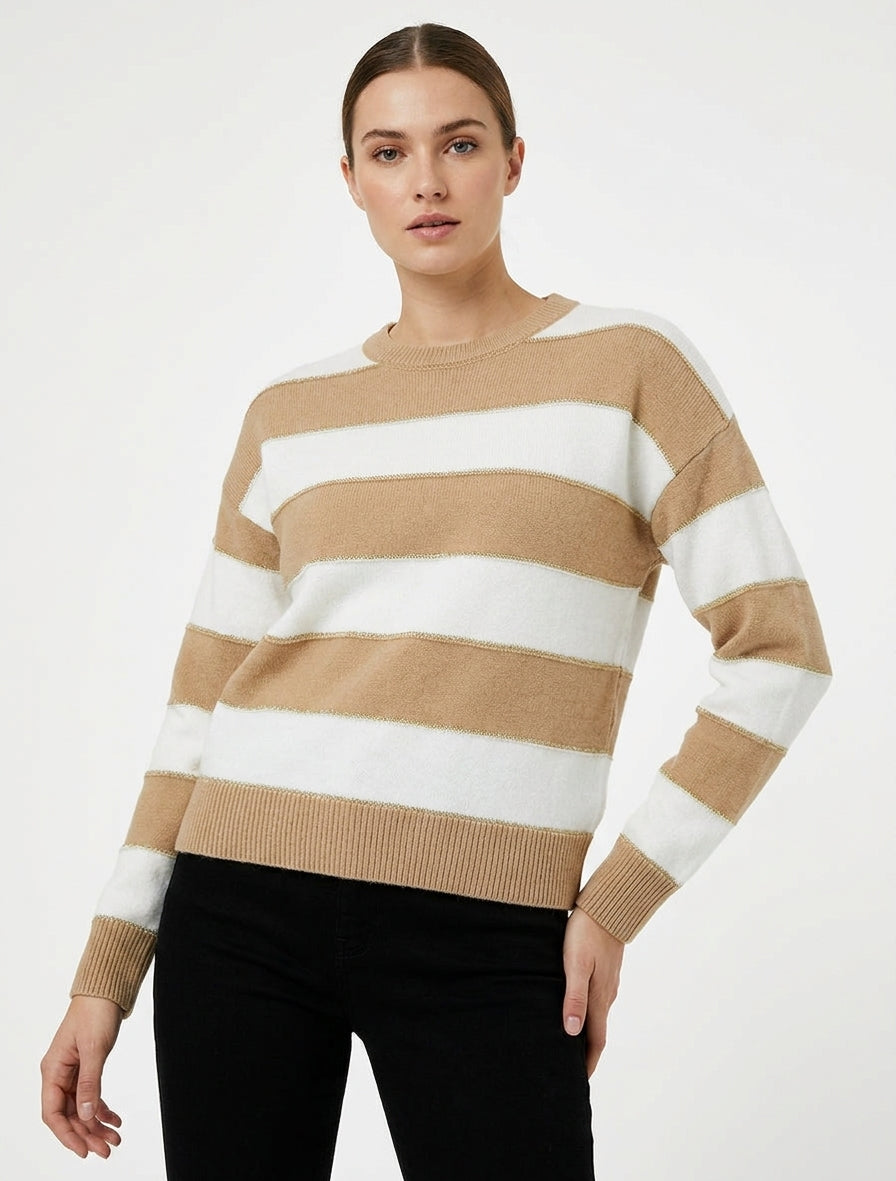 Gestreifter Pullover mit goldener Paspel und Rundhalsausschnitt - Helles Kamel