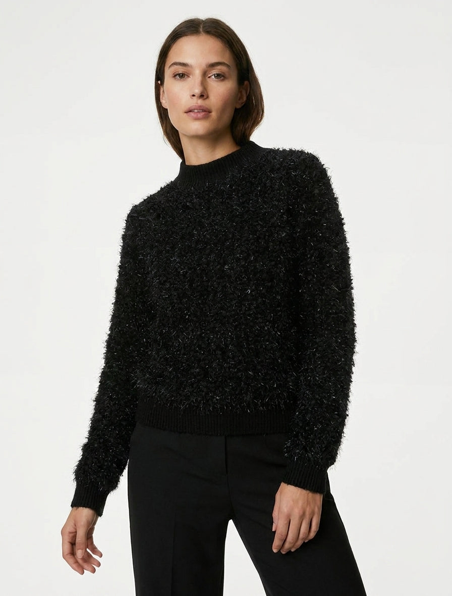 Gerader Pullover aus schimmerndem, flauschigem Strick. - Schwarz