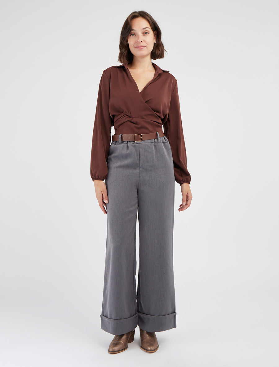 Einfarbiges, satinartiges Wickel-Crop-Top - Braun