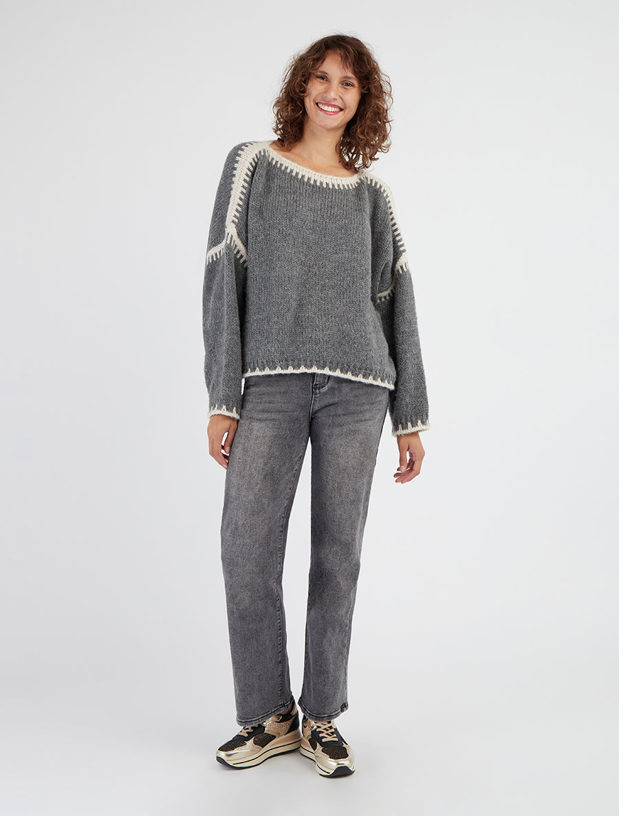 Einfarbiger Strickpullover mit kontrastierenden Streifen - Grau