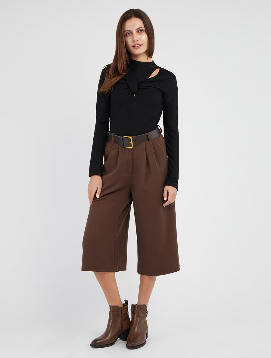 Feiner einfarbiger Pullover mit fantasievollem Kragen - Schwarz