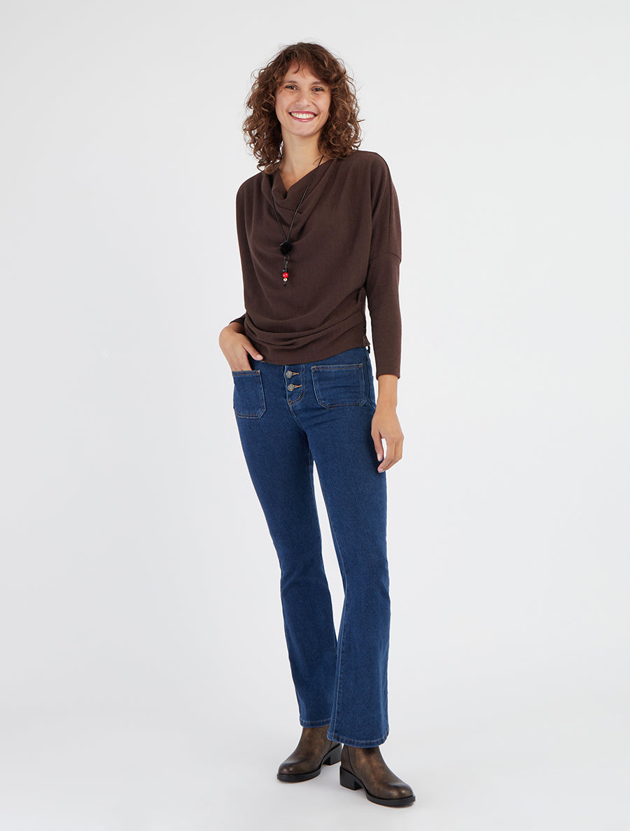 Feiner einfarbiger Pullover mit Wasserfallausschnitt - Braun