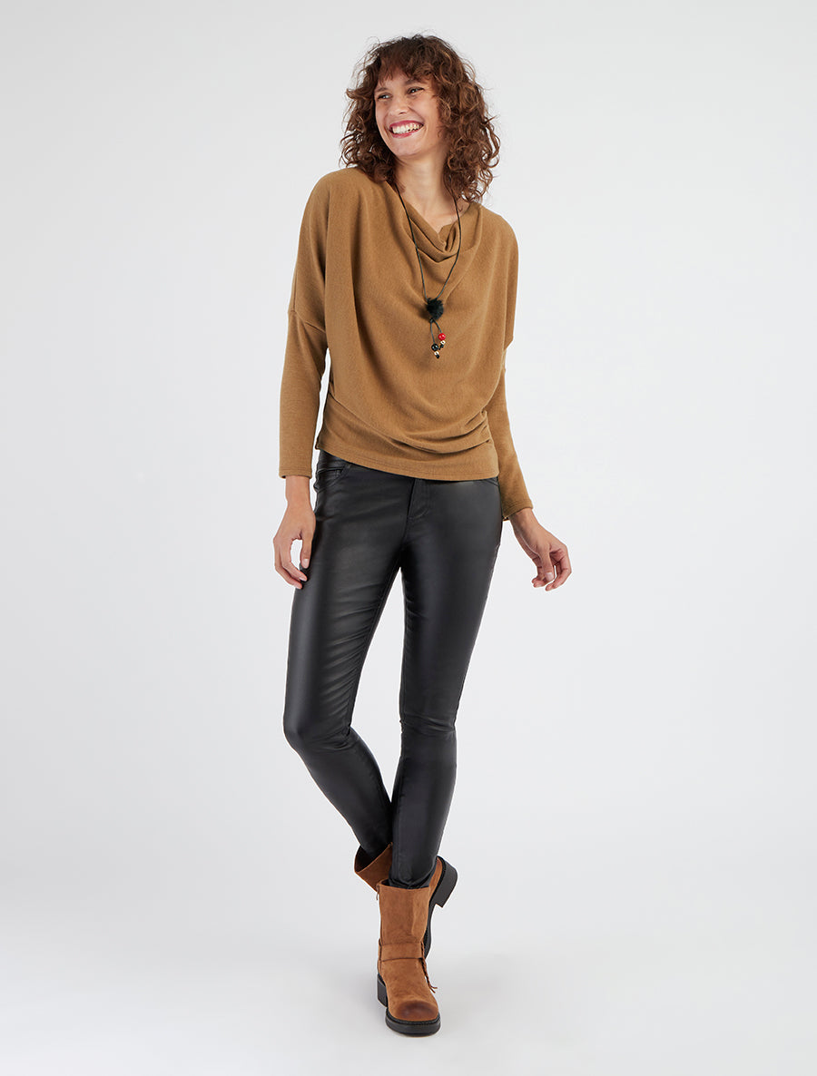 Feiner einfarbiger Pullover mit Wasserfallausschnitt - Kamel