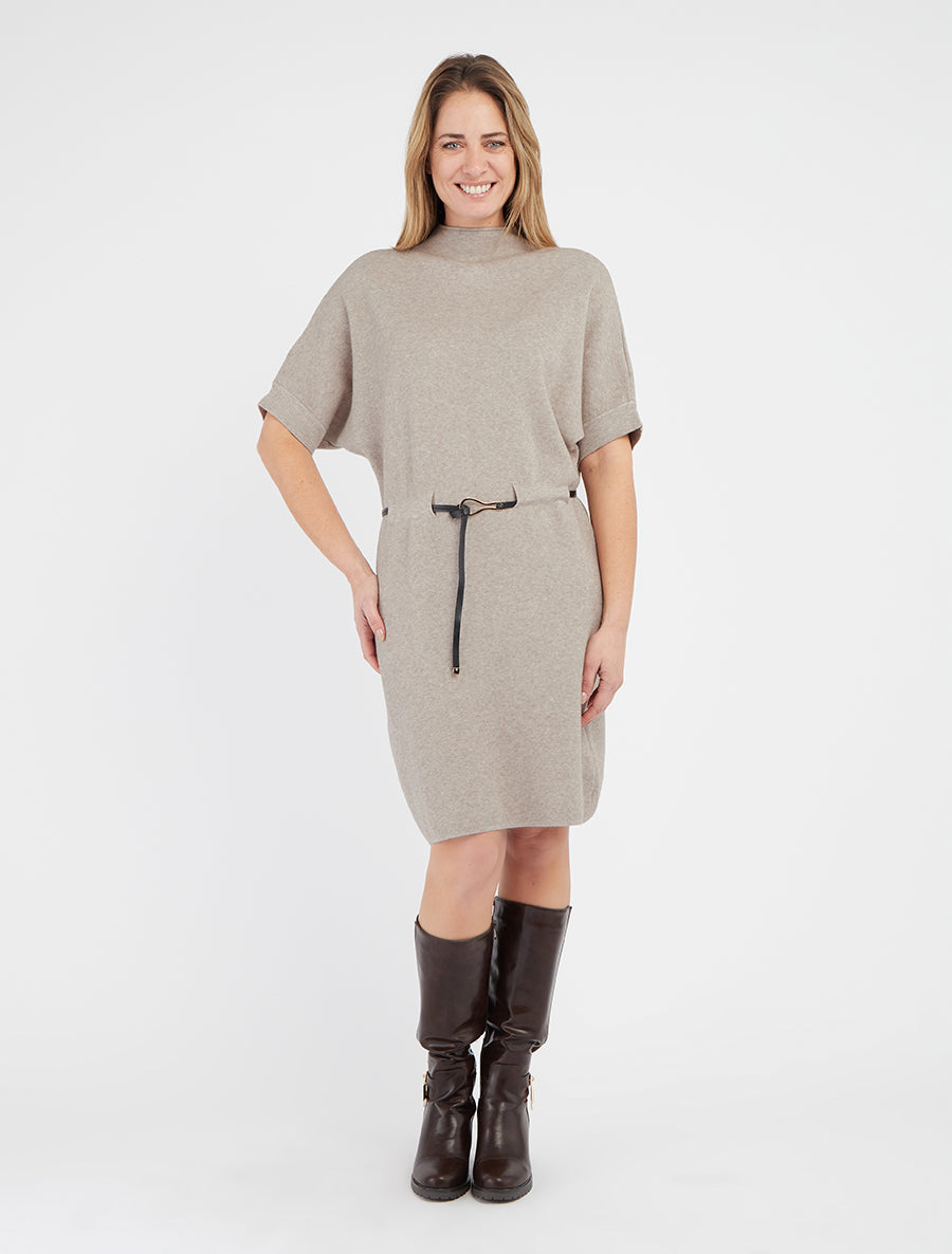 Gerade geschnittenes Strickkleid mit kurzen Ärmeln. - Hellmaulwurf