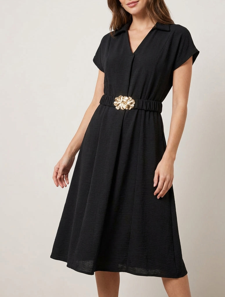 Fließendes einfarbiges Kleid mit Gürtel - Schwarz