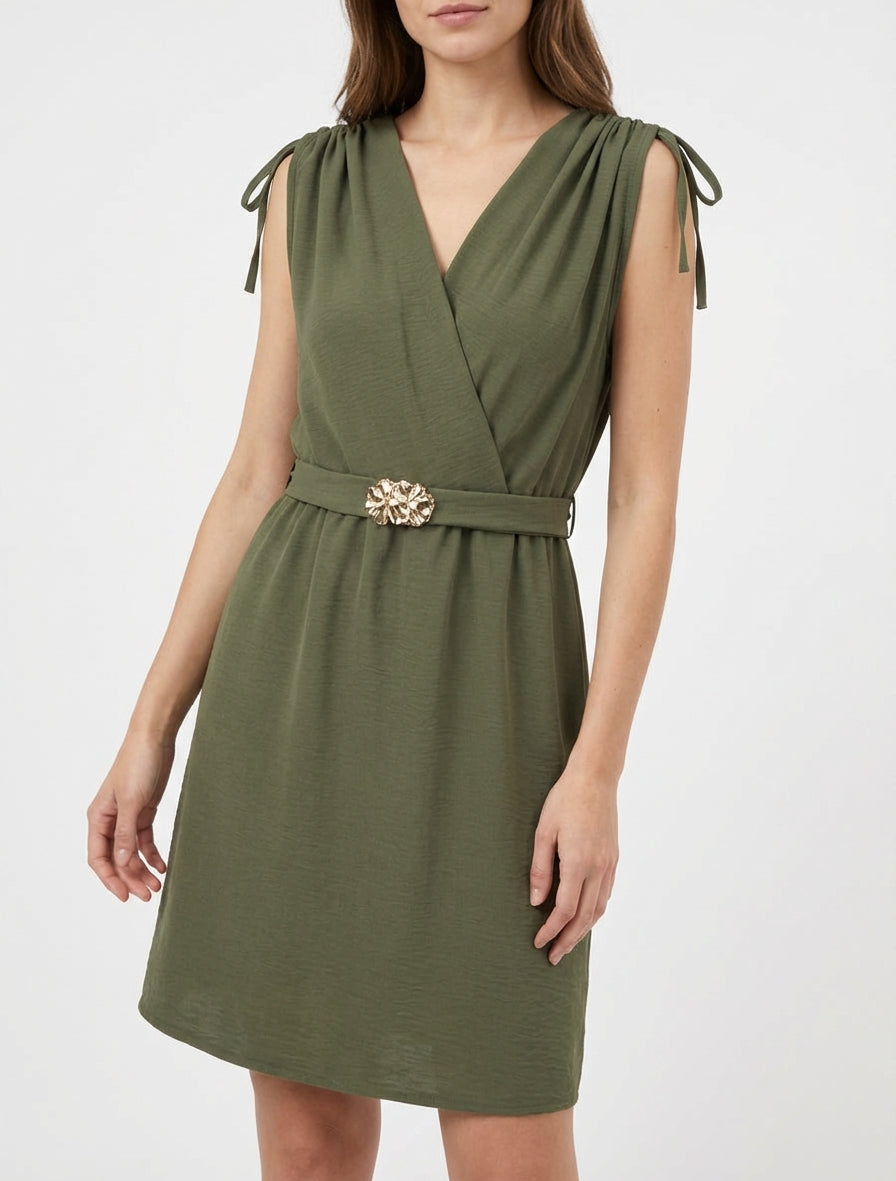 Einfarbiges Kleid mit Schmuckeinsatz an der Taille - Kaki