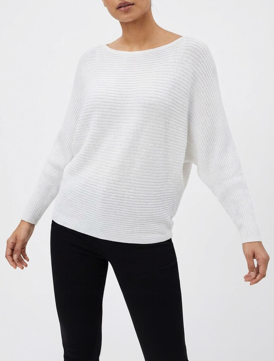 Feiner irisierter Pullover mit Fledermausärmeln. - Weiß