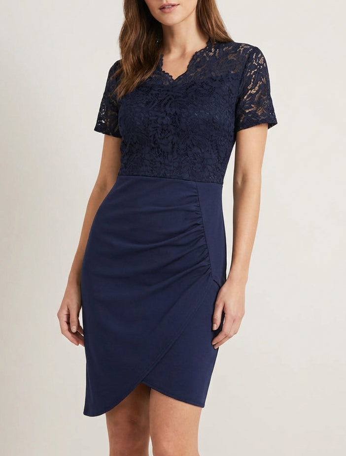 Tailliertes Kleid mit kurzen Ärmeln und Spitze - Marine