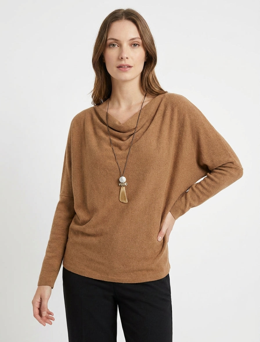 Feiner Pullover mit Fledermausärmeln und Wasserfallausschnitt - Kamel