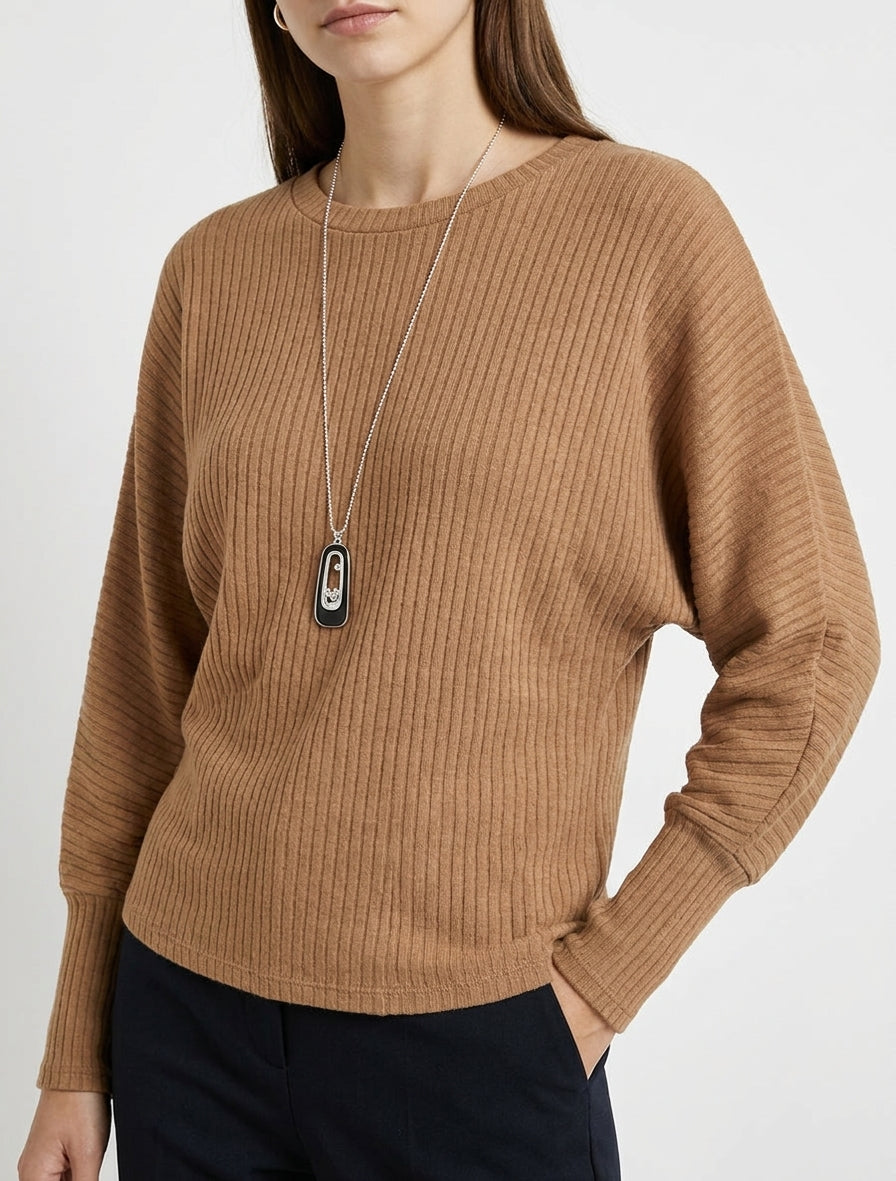 Gerippter Pullover mit Fledermausärmeln. - Kamel