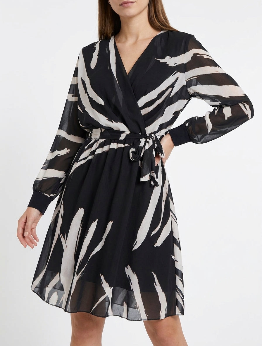 Ausgestelltes Kleid mit abstraktem Druck - Schwarz