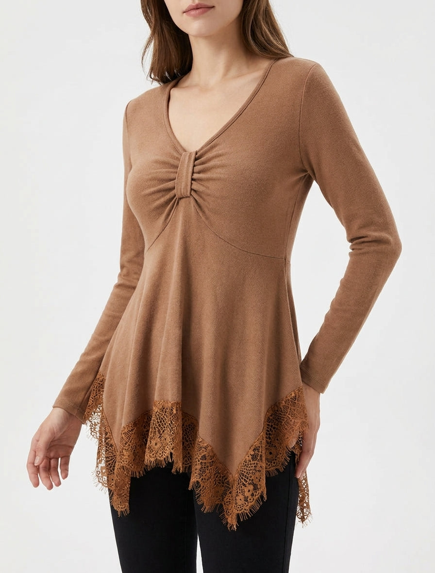 Feiner Pullover mit asymmetrischen Spitzenkanten - Kamel