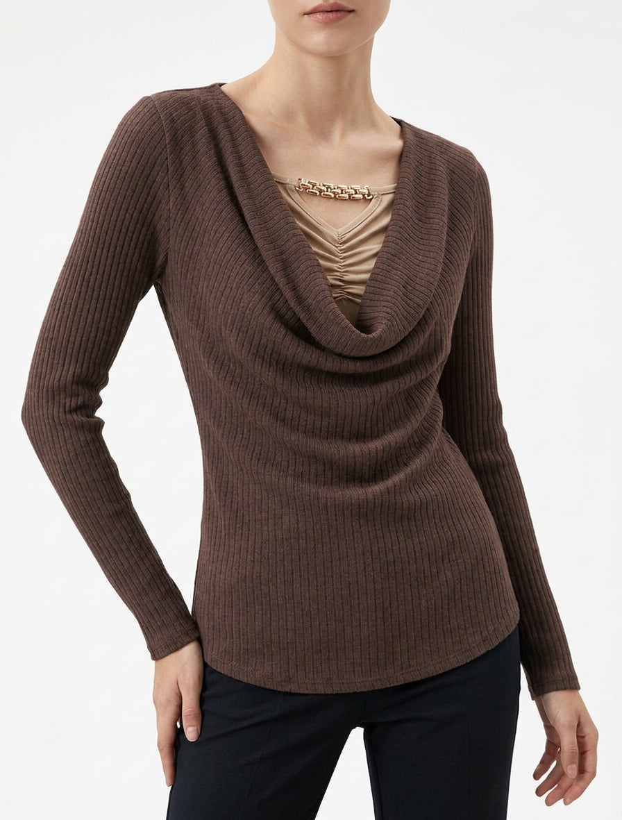 Gerippter Pullover mit Wasserfallausschnitt und Schmuck. - Braun