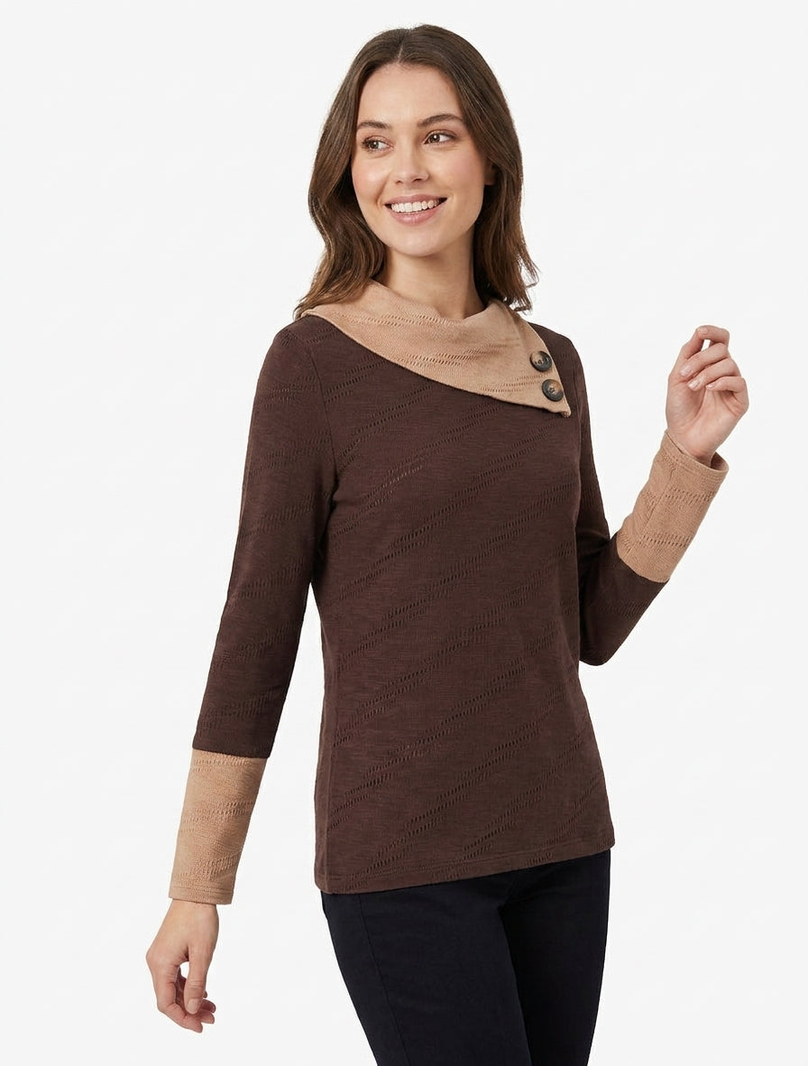 Texturierter Pullover mit Knopf-Fantasiekragen - Braun