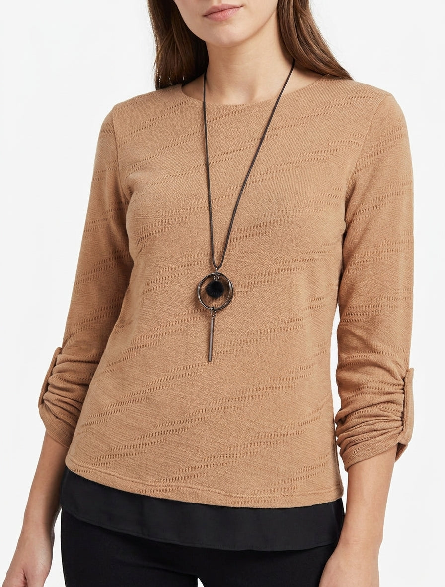 Texturierter Pullover mit Rundhalsausschnitt und sichtbarem Futter. - Kamel