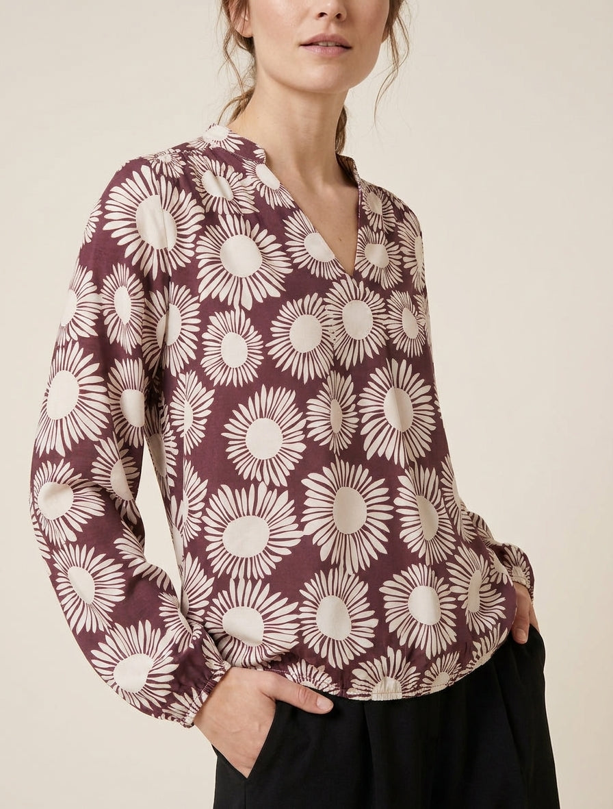 Bluse mit Blumenmuster und elastischen Bündchen. - Pflaume
