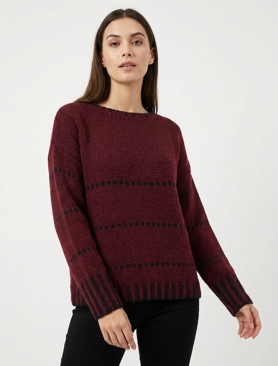 Quadratisch geschnittener Pullover mit gepunkteten Streifen. - Weinrot