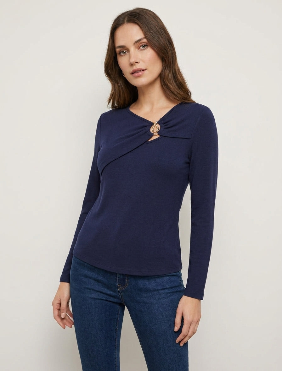 Feiner, gerader Pullover mit gerafftem Rundhalsausschnitt und Schmuck. - Marine
