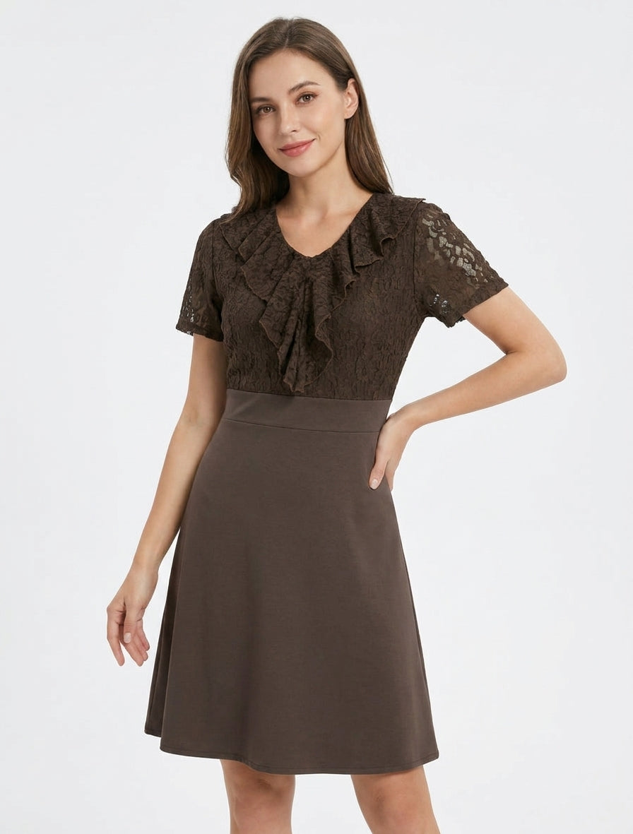 Gerades Kleid mit Spitzenvolant am Oberteil - Braun