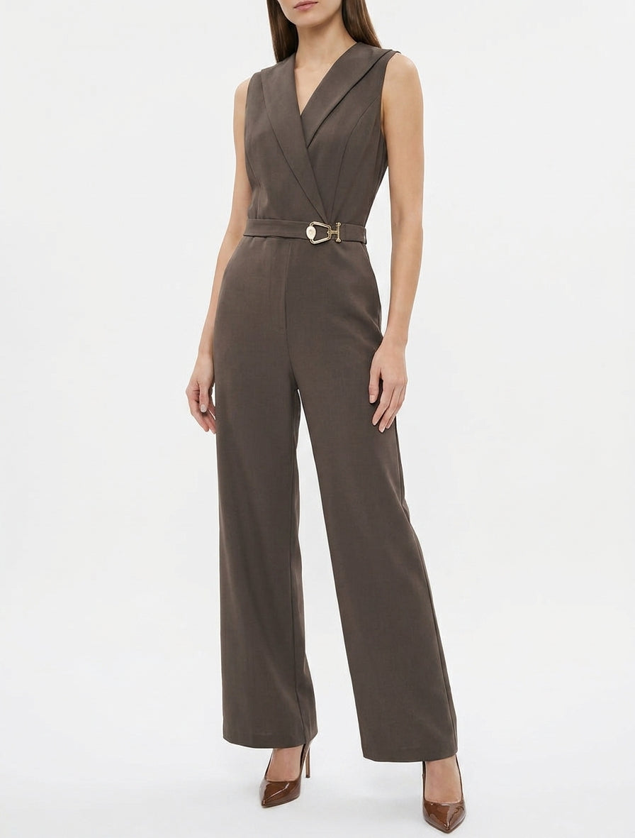 Gerader Overall mit Wickelkragen und Schmuck. - Braun
