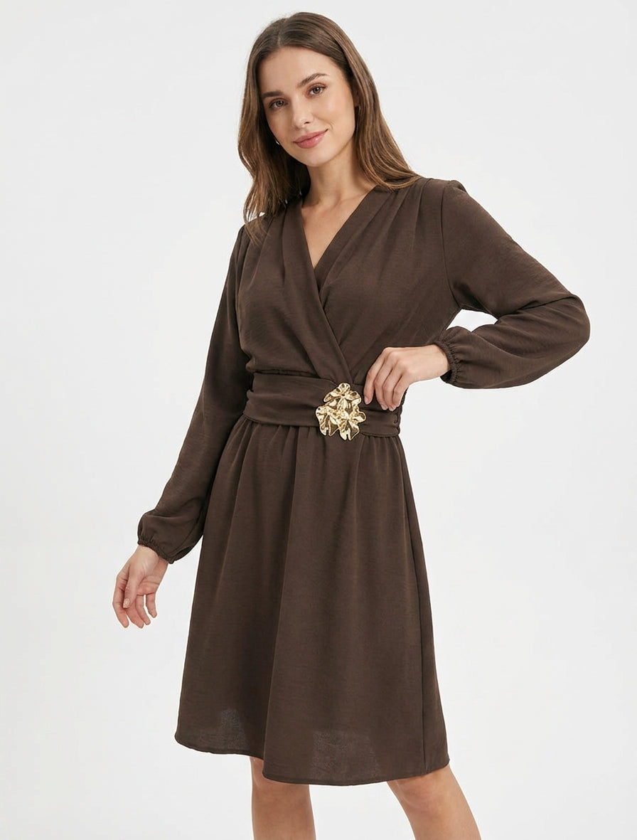 Wickelkleid mit gehämmertem Schmuckkragen - Braun