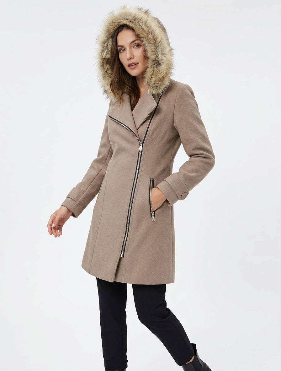 Langer Mantel mit asymmetrischem Reißverschluss und Fell an der Kapuze - Beige