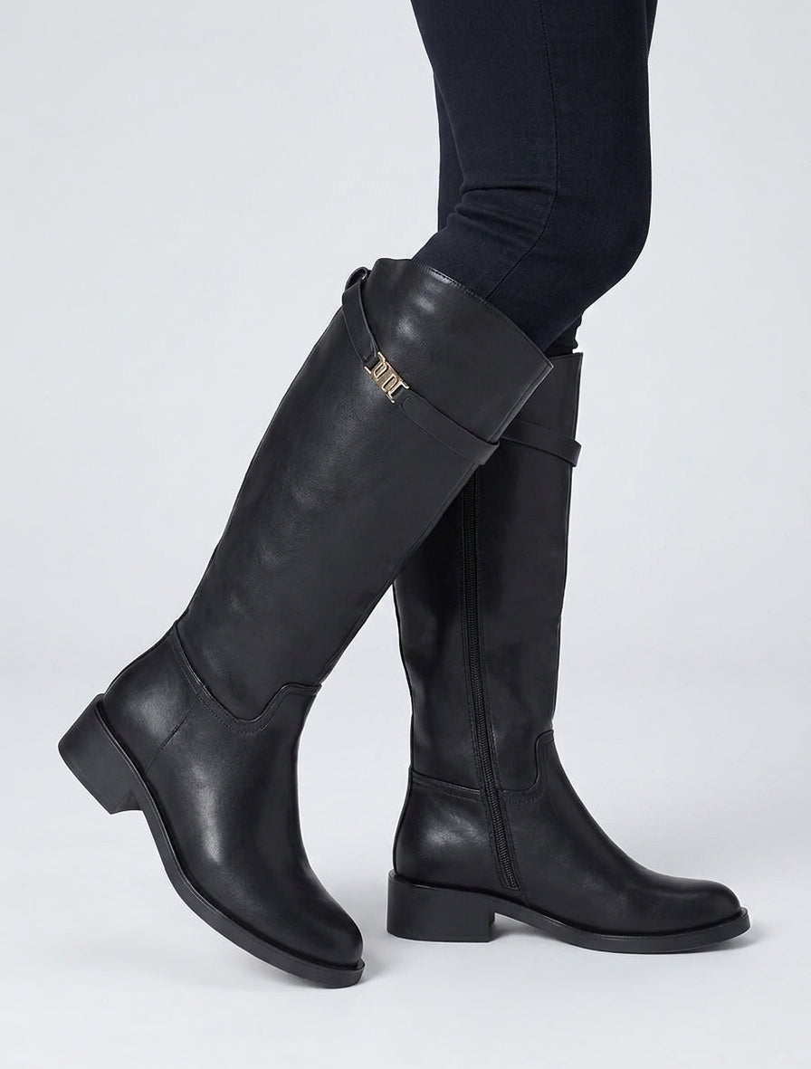 Stiefel aus Kunstleder mit dekorativem Riemen - Schwarz