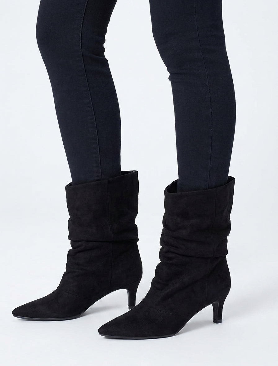 Stiefeletten aus gerafftem Wildleder mit spitzen Zehen - Schwarz