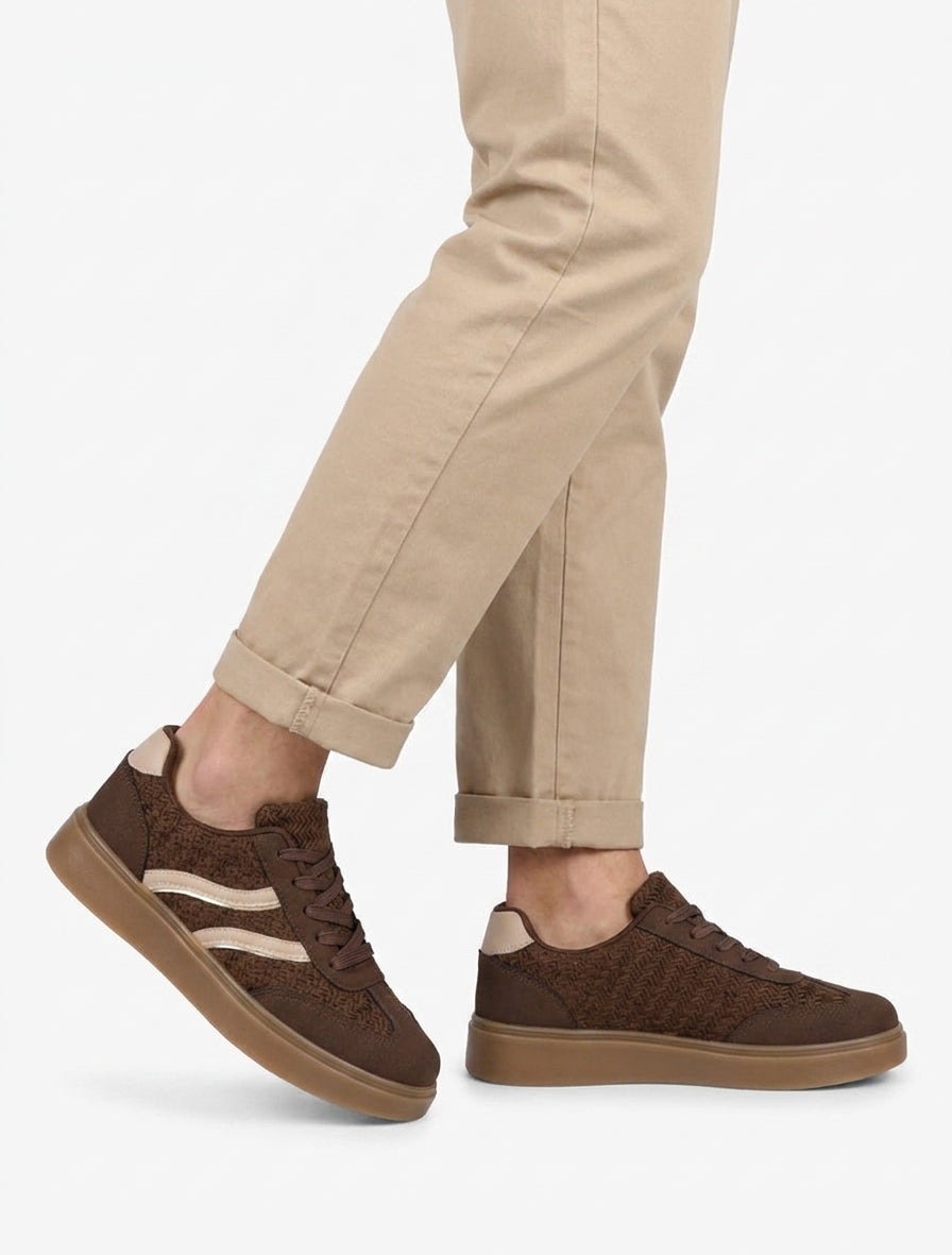 Häkel-Sneaker mit kontrastierenden Streifen - Braun