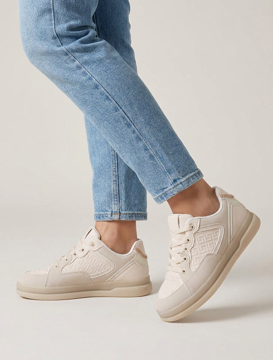 Sneaker aus Wildlederimitat und Kunstleder mit griechischem Reliefmuster - Beige