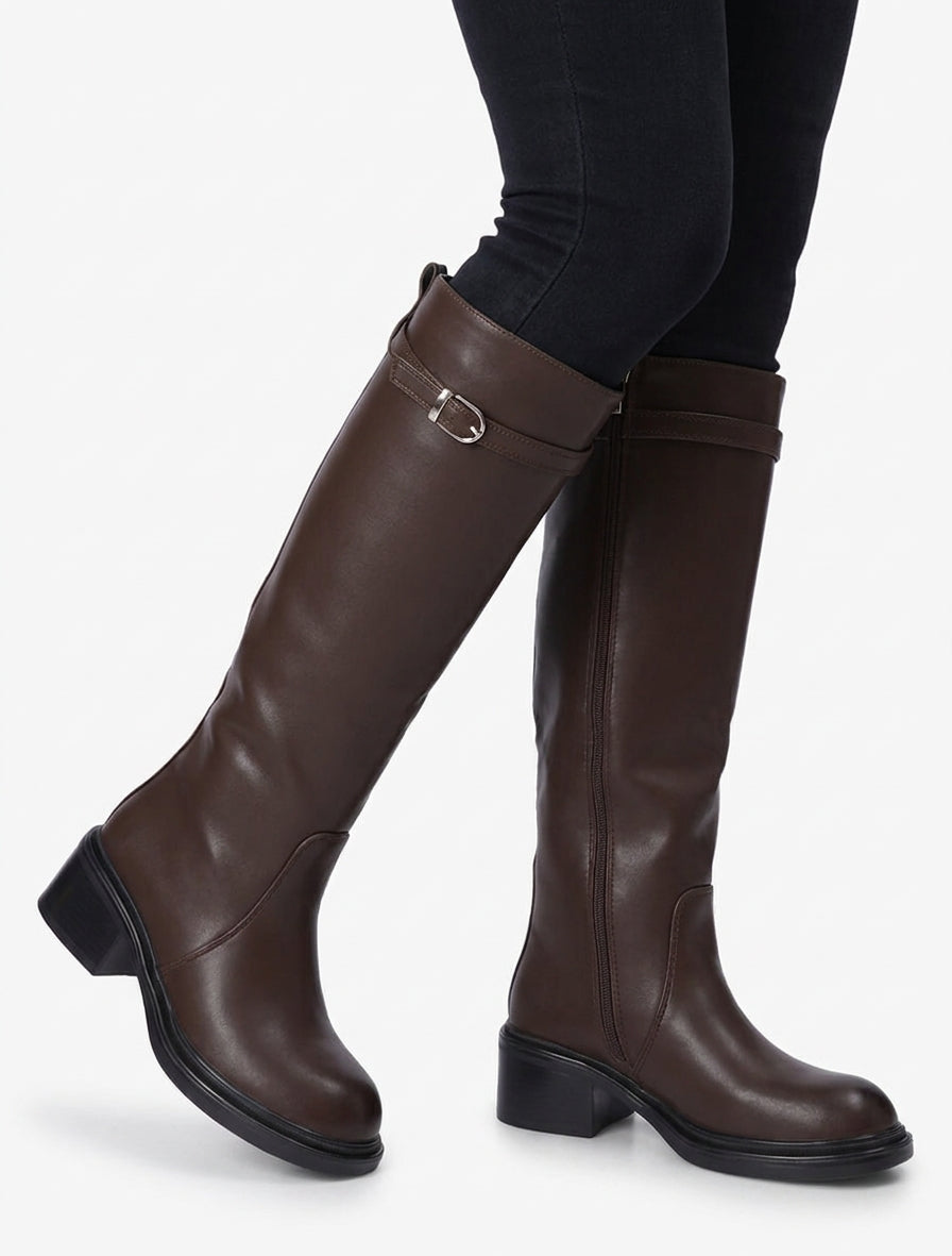 Stiefel aus Kunstleder mit dekorativer Schnalle - Schokolade