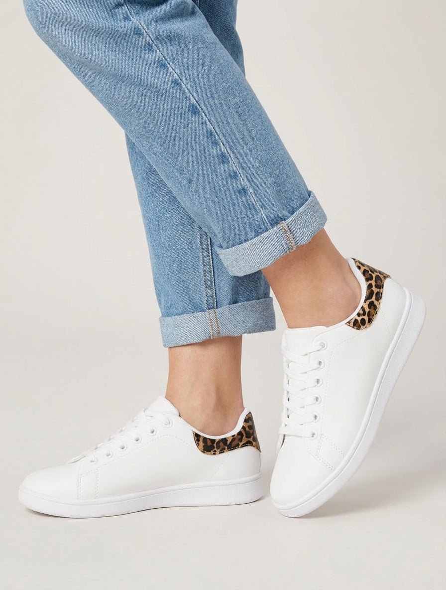 Sneakers aus Kunstleder mit Leoparden-Fersenkappe - Beige