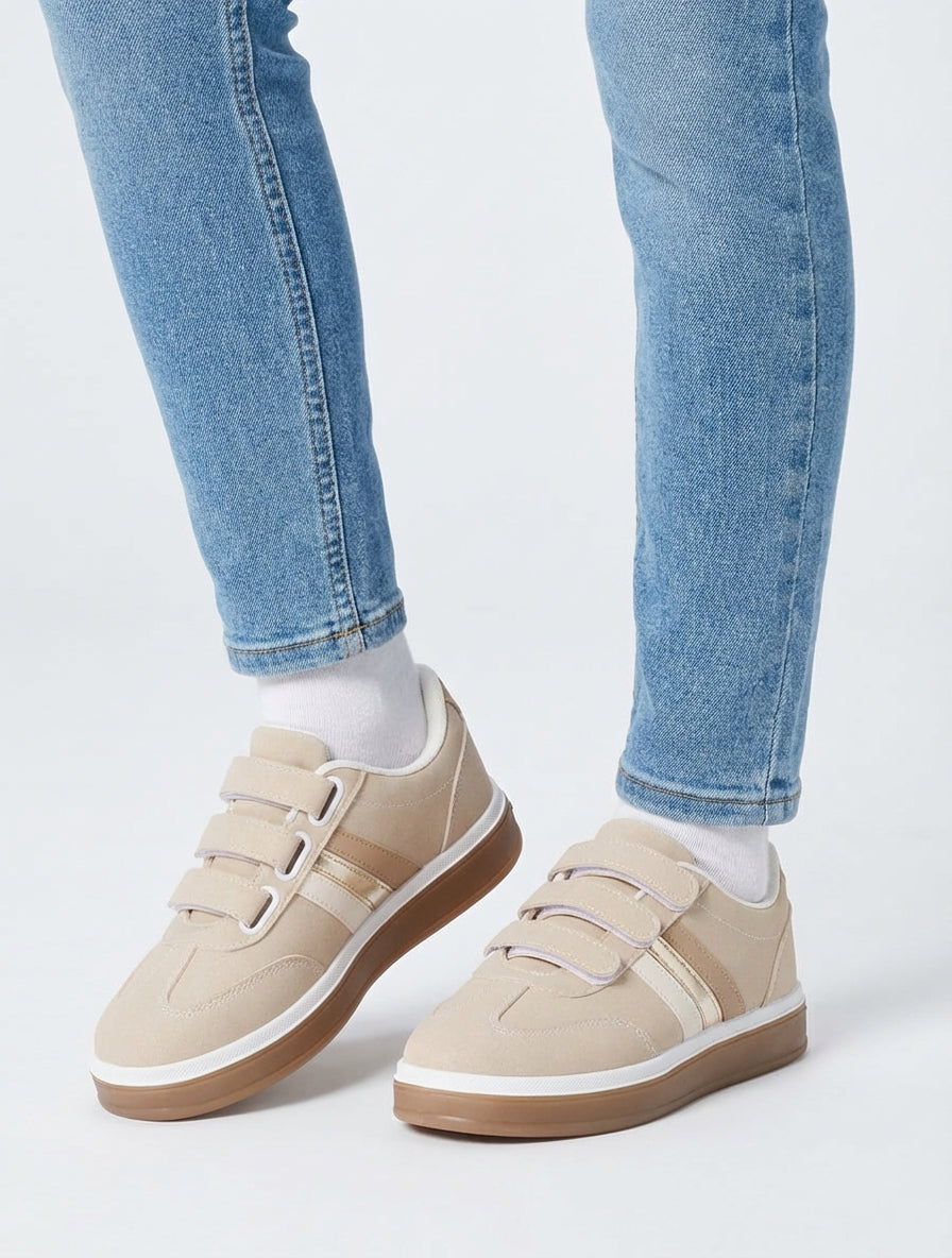 Sneaker mit Klettverschluss und Gummisohle. - Maulwurf