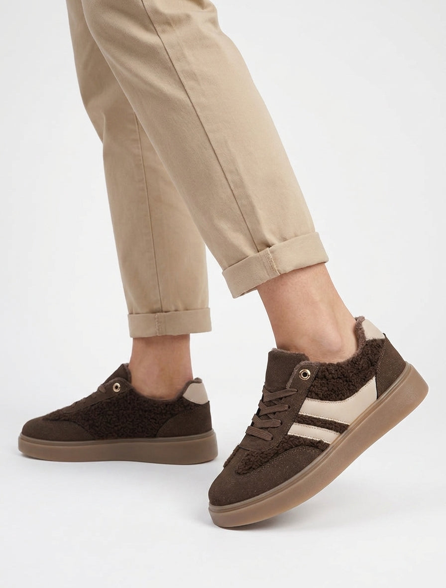 Niedrige Sneakers mit Besatz in Bouclé-Wolloptik - Braun