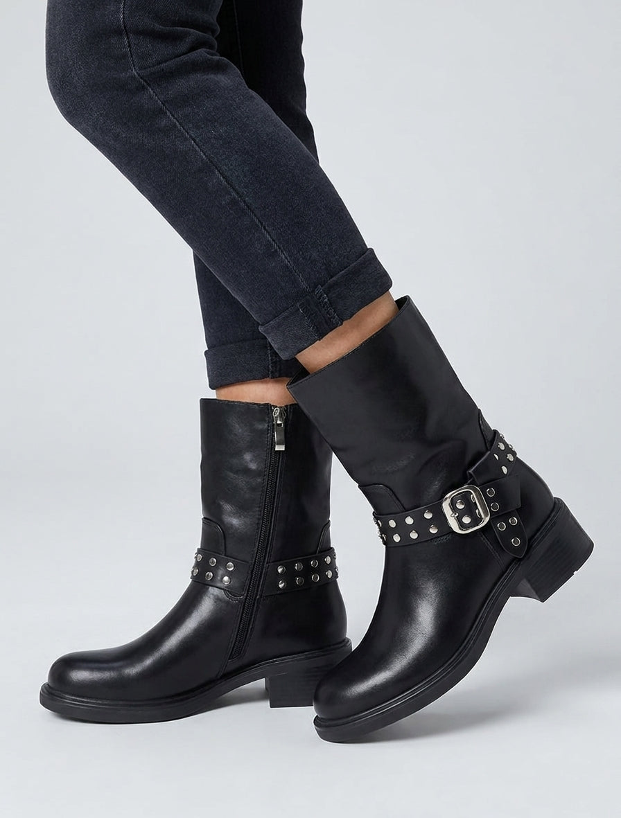 Stiefeletten mit dekorativem Nietenriemen - Schwarz