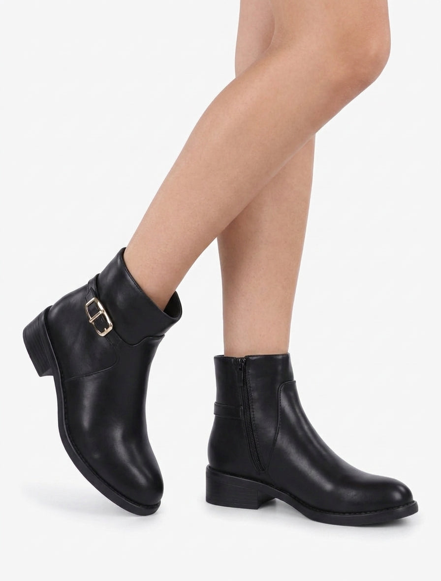 Stiefeletten aus Kunstleder mit Metallschnalle - Schwarz