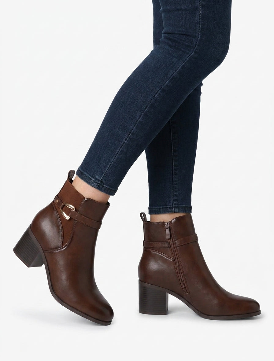 Kunstleder-Stiefeletten mit elastischem Knöchel. - Braun