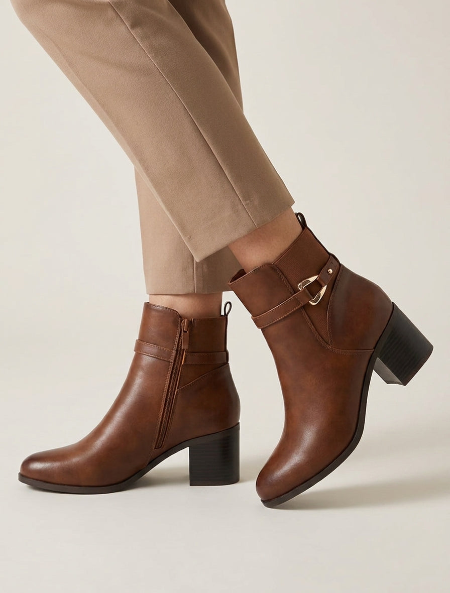 Kunstleder-Stiefeletten mit elastischem Knöchel. - Kamel