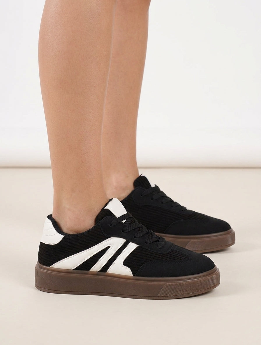 Sneaker mit Stoffeinsatz und kontrastierenden Streifen - Schwarz