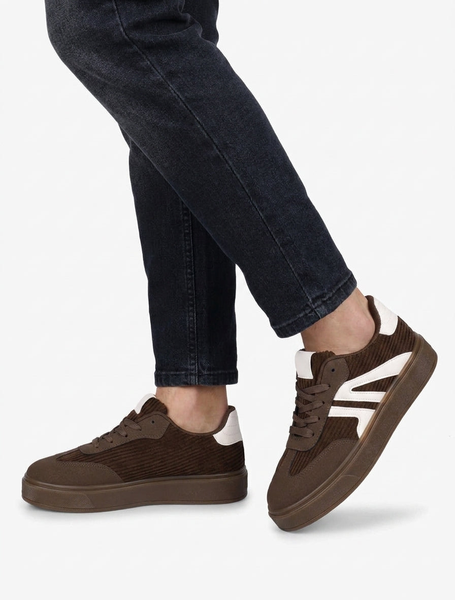 Sneaker mit Stoffeinsatz und kontrastierenden Streifen - Braun