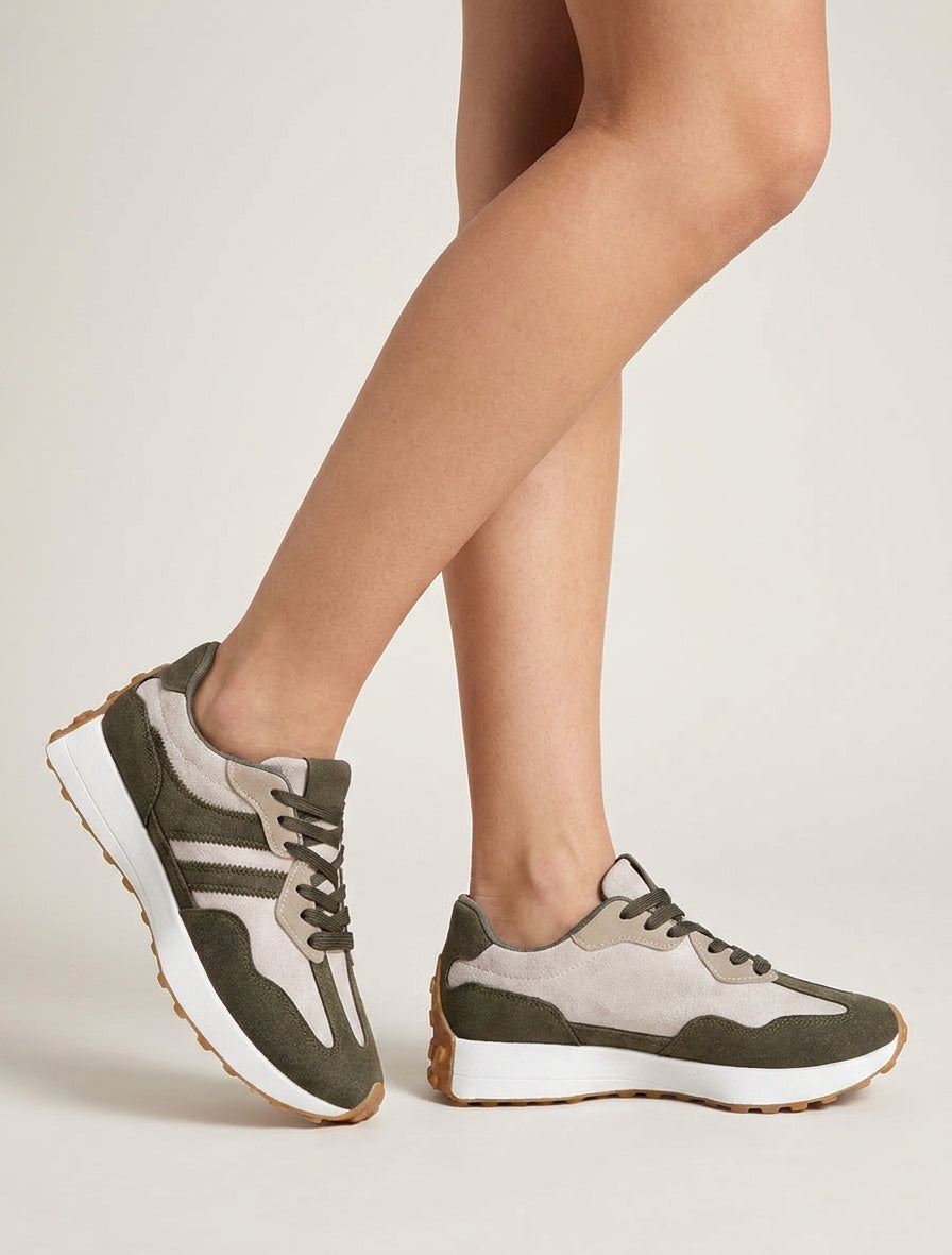 Sneaker mit Nubuk-Effekt und kontrastierenden Streifen - Kaki